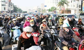 Thường xuyên tắc đường lại bị tra tấn bởi còi xe. Ảnh: Như ý.