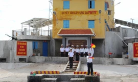 Cán bộ, chiến sĩ đảo Đá Nam trong nghi thức đón khách trên cầu cảng.