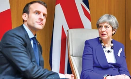 Thủ tướng Anh Theresa May (phải) và Tổng thống Pháp Emmanuel Macron trong cuộc gặp vừa qua tại trụ sở EU. Ảnh: Guardian.