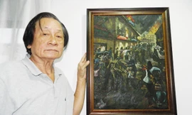 Họa sỹ Trang Phượng bên bức tranh sơn dầu vẽ trên bao cát Mỹ trong cuộc chiến Tết Mậu Thân 1968.