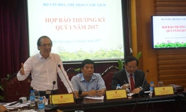 Ông Đào Đăng Hoàn (người đứng) tại họp báo của Bộ VHTTDL. Ảnh: Toan Toan.