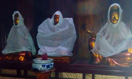 Nhìn những bức tượng Phật mặc áo mưa tiện lợi chỉ còn lộ mỗi phần mặt, đặt ở nơi tăm tối của ngôi nhà tăng dột nát, nhiều người không khỏi xót lòng.