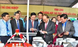 Thủ tướng Nguyễn Xuân Phúc tham quan sản phẩm.