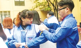 Các thành viên Đội hình Camera 360 trẻ chuẩn bị hành trang “tác nghiệp”. Ảnh: Tiến Vũ.