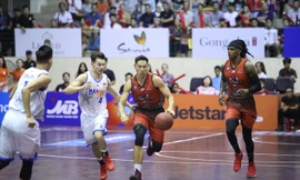 Một pha lên bóng tấn công của Thang Long Warriors (phải) trong cuộc đối đầu với Ha Noi Buffaloes.