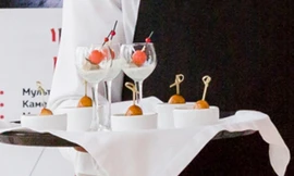 Nhân viên hầu bàn thi chạy