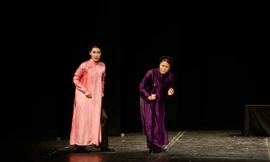 Đại Hưng (Ngọc Trâm) và cụ Đại Lợi (Phương My) – điểm nhấn duyên dáng trong “Quẫn”. Ảnh: Hương Đào.