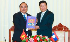 Sau hội đàm, Thủ tướng Nguyễn Xuân Phúc tặng Thủ tướng Lào Thongloun Sisoulith bộ từ điển Việt-Lào và Lào-Việt. Ảnh: TTXVN.