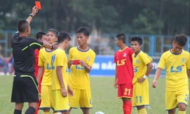 Cầu thủ U15 SLNA nhận thẻ đỏ sau những pha vào bóng thô bạo với đối thủ. Ảnh: Đoàn Nhật.