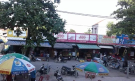 Khu vực 12 ki ốt là một nơi kinh doanh sầm uất ở khu vực chợ Tréo. Ảnh: H.N.