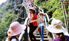 Đoàn thanh tra liên ngành tỉnh Ninh Bình xem xét toàn diện vi phạm tại núi Cái Hạ, Tràng An. Ảnh: Minh Đức.