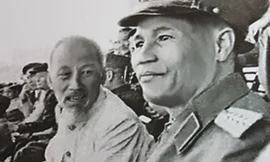 Bác Hồ với Đại tướng Nguyễn Chí Thanh.
