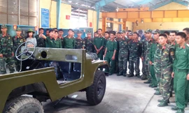 Dạy lái xe cho bộ đội xuất ngũ tại Trường Cao đẳng nghề số 5 thuộc Quân khu 5.