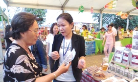 Nguyễn Thị Hiếu giới thiệu sản phẩm với khách hàng tại hội chợ Hàng Việt Nam chất lượng cao 2018. Ảnh: U.P.