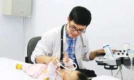 Bác sĩ Đại đang siêu âm tim cho bệnh nhi.