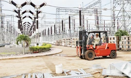 Đường dây 500 kV đã hợp nhất 3 hệ thống điện Bắc-Trung-Nam hoạt động riêng lẻ trước đây thành hệ thống điện quốc gia thống nhất với Trung tâm Điều độ (trong ảnh: Trạm biến áp 110kV tại Hà Nội). Ảnh: Hồng Vĩnh.