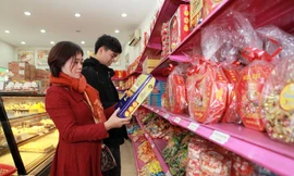 Phục vụ lễ Noel, năm mới 2017 và Tết Nguyên đán Đinh Dậu 2017, Cty TNHH Hải Hà Kotobuki (Hà Nội) có kế hoạch cung ứng 450 tấn bánh, mứt, kẹo. Ảnh: TTXVN.