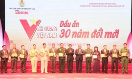 Thủ tướng Nguyễn Xuân Phúc trao giải thưởng Vinh quang Việt Nam cho các tập thể có thành tích nổi bật . Ảnh: Trường Phong.