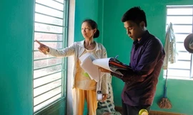 Đại diện Công ty giám định và tư vấn kĩ thuật Raco đã đến nhà các hộ dân để giám định lại các vết nứt do ảnh hưởng từ việc đánh mìn làm hầm dự án đường cao tốc Đà Nẵng - Quảng Ngãi.