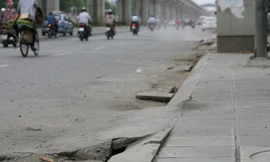 Vỉa hè lát đá 180 tỷ phải lật lên vá lại
