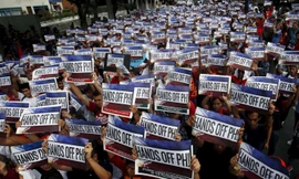 Người dân Philippines biểu tình bên ngoài Lãnh sự quán Trung Quốc ở thành phố Makati ngày 12/6/2015, yêu cầu Bắc Kinh tôn trọng chủ quyền của Manila trên biển Đông. Nguồn: Strait Times.