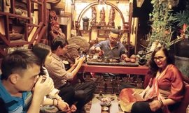 Nguyễn Cao Sơn trình diễn trà tại Cao Sơn trà thất đãi khách. Ảnh: L.A.