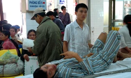 Bệnh nhân cấp cứu chờ đến lượt khám tại Bệnh viện Việt Đức . Ảnh: Hồng Vĩnh.