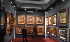 Tranh sơn mài chiếm đa số tranh triển lãm đợt này của Nguyễn Huyến.