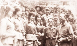 Ðoàn văn công Quân giải phóng Trị Thiên cùng Ðại tướng Võ Nguyên Giáp tại chiến trường Trị Thiên năm 1972. Ảnh: TL.