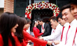 Đội bê tráp đám cưới thuê chụp ảnh cùng cô dâu, chú rể.