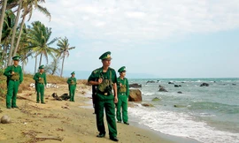 Tuần tra bờ biển. Ảnh: Nguyễn Long.