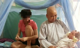 Bà mẹ trẻ tá túc ở chùa Diệu Pháp để sinh con.