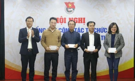 Bí thư thứ nhất T.Ư Đoàn Lê Quốc Phong (ngoài cùng, bên trái) trao tặng phần thưởng cho 4 tập thể có thành tích xuất sắc, tiêu biểu. Ảnh: Bảo Anh.