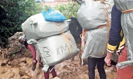 Đội quân nữ cửu vạn vác hàng lậu vượt biên dọc theo đường mòn về khu vực xã Tân Mỹ (Văn Lãng, Lạng Sơn). Ảnh: Quỳnh nga.