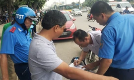 Thanh tra Sở GTVT Hà Nội đánh giá, xe Grab, Uber vi phạm cả trên đường lẫn công tác điều hành.