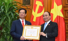 Thủ tướng Nguyễn Xuân Phúc trao Huy hiệu 50 năm tuổi Đảng cho Nguyên Thủ tướng Chính phủ Nguyễn Tấn Dũng. Ảnh: VGP.