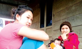 H’mila (trái) được xem là hoa khôi trong buôn.