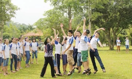 Cô Trần Thị Dần trong buổi dạy kỹ năng mềm cho học sinh.