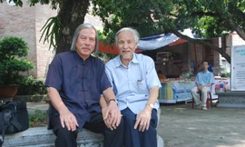 Ông Trịnh Xuân Giới (phải) với tác giả.