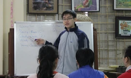 Thầy giáo nhí Trần Thiều Quang giảng dạy tiếng Anh cho các bạn nhỏ tại CLB Văn nghệ Trẻ em Khuyết tật.
