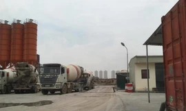 Trạm trộn bê tông và nhà xưởng trái phép tại đất dự án.