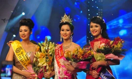 Á hậu 2 Ðỗ Hoàng Anh (bìa phải) trong lễ đăng quang.