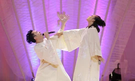 Khánh Linh trong vở diễn là mẹ Tùng Dương, nhưng lại song ca như thể tình nhân. Ảnh: Trần Hiệp.