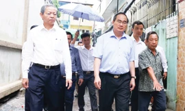 Bí thư Thành ủy TPHCM Nguyễn Thiện Nhân thị sát điểm ngập đường Nguyễn Hữu Cảnh. Ảnh: Văn Minh.