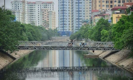 Sông Kim Ngưu trong tình trạng ô nhiễm nghiêm trọng.