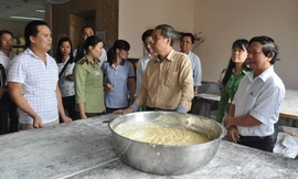 Đoàn liên ngành kiểm tra an toàn vệ sinh thực phẩm tại cơ sở bánh trung thu Bảo Phương. Ảnh: Hà Nội mới