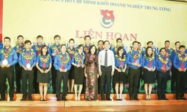 Trưởng Ban Dân vận T.Ư Trương Thị Mai trao tặng danh hiệu thanh niên tiên tiến làm theo lời Bác cho các bạn trẻ tiêu biểu. Ảnh: L.T.