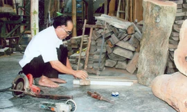 Bệnh binh Phạm Văn Giỏi hằng ngày vẫn phải vất vả mưu sinh bằng nghề thợ mộc.