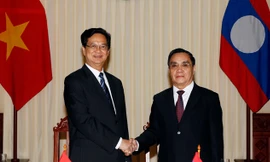 Thủ tướng Nguyễn Tấn Dũng và Thủ tướng Lào Thongsing Thammavong.