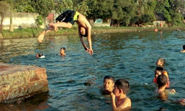 Bơi là kỹ năng sinh tồn trẻ cần học sớm nhất có thể tự cứu mình khi bị đuối nước. Ảnh: Quang Lộc.